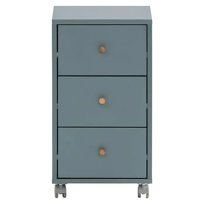 Schildmeyer Rena Rollcontainer - L x B x H: 39,1 x 32,6 x 59,7 cm, Fjord, Anzahl Schubladen: 3 Stk. - Bild eines blaugrauen Rollcontainers mit drei Schubladen und runden Holzgriffen. Das Möbelstück steht auf kleinen Rädern.