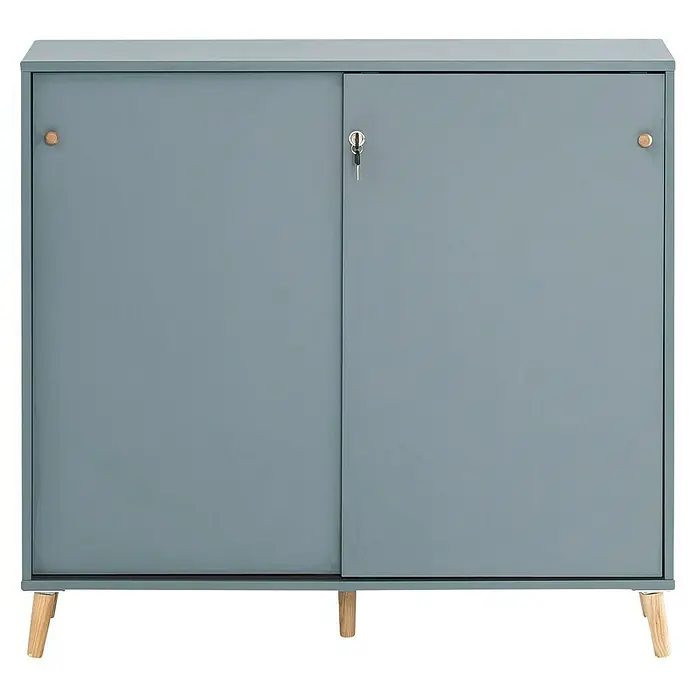 Schildmeyer Schiebetürschrank - L x B x H: 32,8 x 100 x 92,6 cm, Fjord - Das Bild zeigt einen blaugrauen Schrank mit zwei Schiebetüren, Holzfüßen und einem Schloss mit Schlüssel, ideal für stilvolle Aufbewahrung.