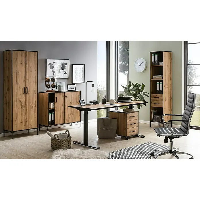 Schildmeyer Serie 2000 Rollcontainer - L x B x H: 39 x 40,2 x 57 cm, Eiche Landhaus, Anzahl Schubladen: 3 Stk. - Das Bild zeigt ein modern eingerichtetes Büro mit Holzmöbeln, darunter ein Schreibtisch, ein Aktenschrank und ein Bürostuhl.