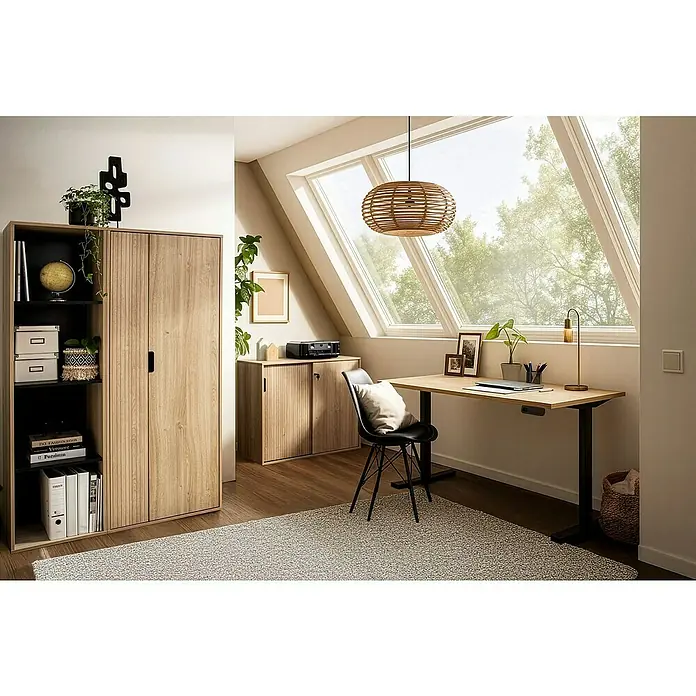 Schildmeyer Emmik Schreibtisch - L x B: 60 x 138 cm, Höhenverstellung: 72,7 cm - 117,2 cm, Weißeiche - Büro mit Holzschreibtisch, Regalen und großem Fenster mit natürlichem Licht. Elegantes Design mit funktionalen Möbeln für effizientes Arbeiten.