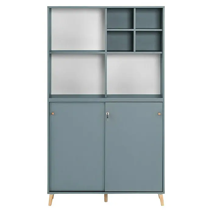 Schildmeyer Serie 500 Holz-Mehrzweckschrank - L x B x H: 114,8 x 247,7 x 223,6 cm, Fjord - Aufnahme eines grauen Bücherregals mit Regalen und Schrankfächern, das ideal für die stilvolle Aufbewahrung von Gegenständen ist.