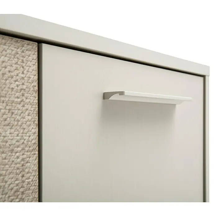 Schildmeyer Edno Highboard - L x B x H: 19,7 x 59,8 x 85,2 cm, Beige - Nahaufnahme eines Möbels mit einem weißen Griff und einer Textur, die einen modernen Look ergibt.