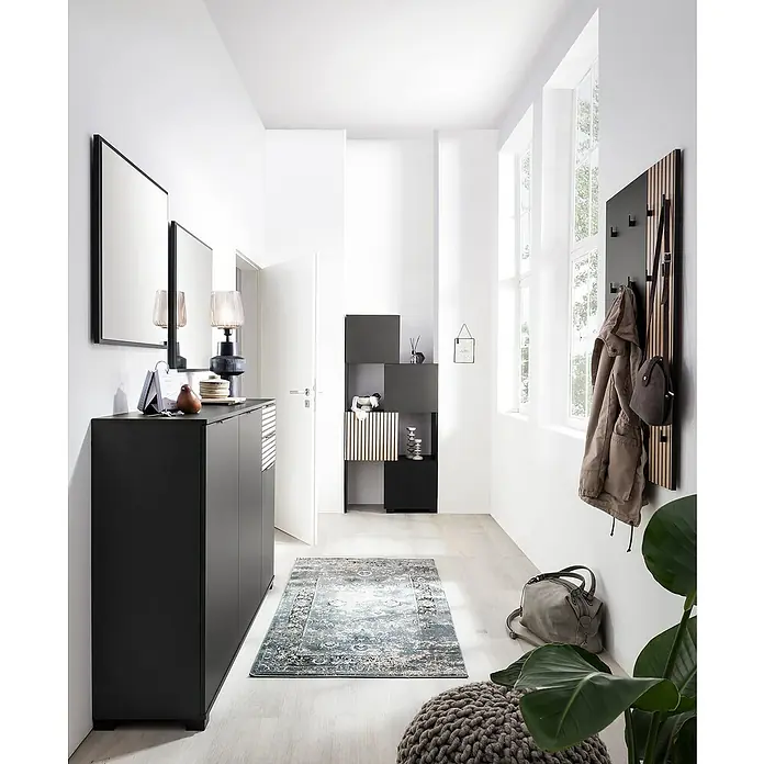 Schildmeyer Alexa Holzregal ausziehbar - L x H: 35 x 163 cm, Breitenverstellung: 42 cm - 70 cm, Schwarz - Moderner Flur mit schwarzen Möbeln, Spiegeln und einem stilvollen Teppich. Die klaren Linien und das minimalistische Design schaffen eine elegante Atmosphäre.