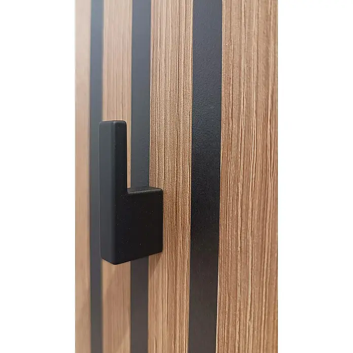 Schildmeyer Alexa Garderobenpaneel - L x B x H: 2,6 x 24,5 x 109 cm, Braun - Nahaufnahme eines mattschwarzen Hakens an einer Holzwand mit schwarzen Streifen. Ideal zur Aufbewahrung und Organisation.