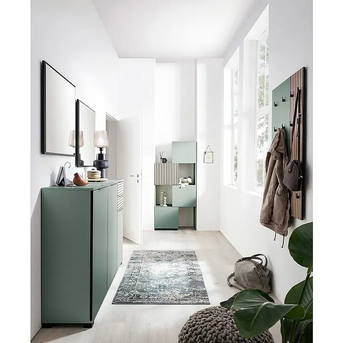 Schildmeyer Alexa Holzregal ausziehbar - L x H: 35 x 163 cm, Breitenverstellung: 42 cm - 70 cm, Pistazie - Einladender Flur mit mintgrünem Schuhschrank, Spiegeln und dekorativen Elementen. Der Teppich und die Garderobe ergänzen das stilvolle Ambiente.