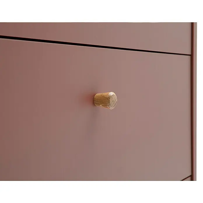 Schildmeyer Bjarne Kommode - L x B x H: 33 x 60 x 101,3 cm, Mauve, Anzahl Schubladen: 4 Stk. - Nahaufnahme einer Kommode mit einer Schublade mit einem runden Holzknopfgriff und einer glatten Oberfläche in einem gedämpften Rosaton.