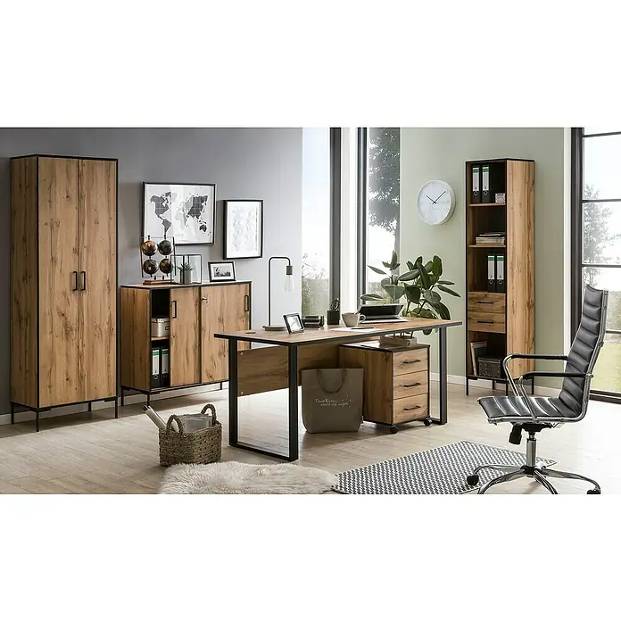 Schildmeyer Serie 2000 Rollcontainer - L x B x H: 39 x 40,2 x 57 cm, Eiche Landhaus, Anzahl Schubladen: 3 Stk. - Das Bild zeigt ein modernes Büro mit einem Schrank, einem Schreibtisch und einem Regal in Holzoptik. Ein Bürostuhl und Deko-Elemente ergänzen das Bild.