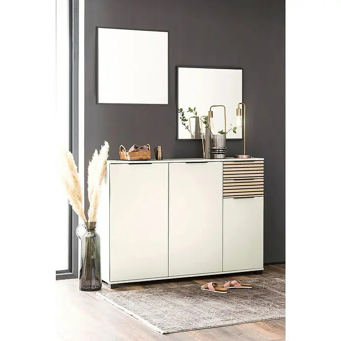 Schildmeyer Alexa Schuhschrank - L x B x H: 35 x 142 x 105,5 cm, Cremebeige, Passend für: ca. 20 Paar Schuhe - Ein stilvolles Sideboard in Weiß mit Holzdetails, verziert mit Vasen, einer Lampe und Spiegeln, das Eleganz und Funktionalität vereint.