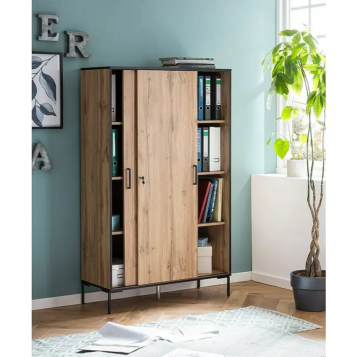 Schildmeyer Serie 2000 Schiebetürschrank - L x B x H: 41 x 100,1 x 163,8 cm, Eiche Landhaus/Schwarz - Das Bild zeigt einen Büroschrank mit Schiebetüren, der Aktenordner und andere Büroartikel enthält und somit ideal für die Büroorganisation ist.