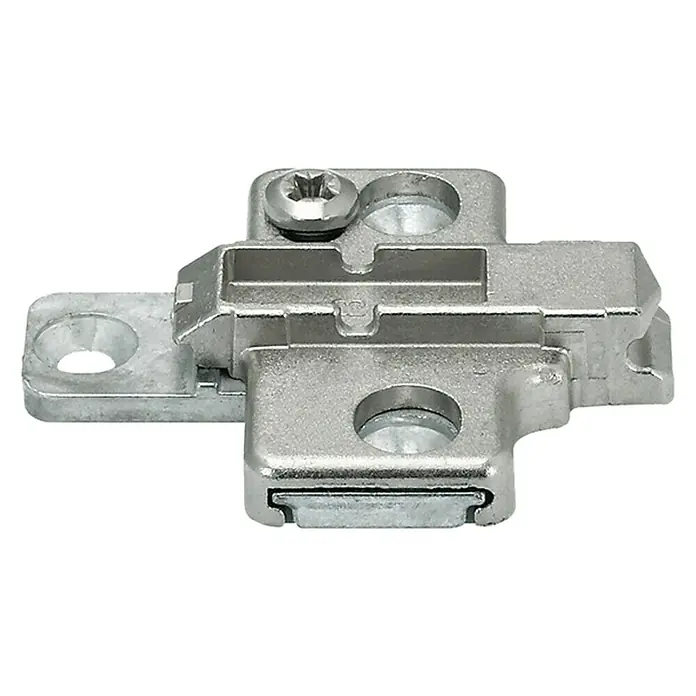 Suki Placa de montaje - L x An x Al: 1 x 5 x 5 cm, Distancia entre orificios: 26 mm - Detalle de una placa de montaje de bisagra de puerta niquelada, con tornillo y orificios de montaje para una fácil instalación.