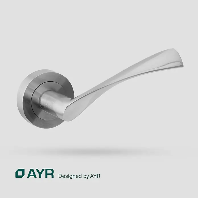 AYR Conjunto de picaporte Onda -  - Primer plano de una manija de puerta AYR moderna en acero cepillado sobre un fondo claro. Diseño elegante para interiores con estilo.