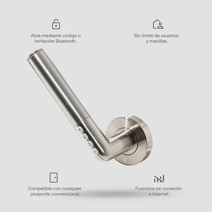 AYR Cerradura electrónica Smart Handle - Bluetooth, Smart Access, Acero, Níquel, Satinado - Primer plano de una manija de puerta inteligente de metal con entrada de código y función Bluetooth para mayor seguridad y comodidad.