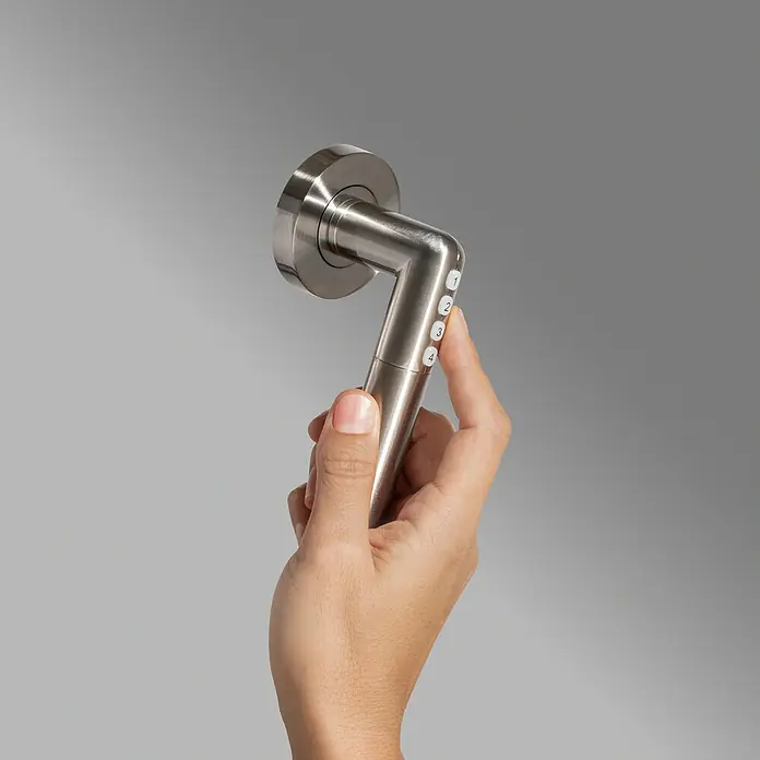 AYR Cerradura electrónica Smart Handle - Bluetooth, Smart Access, Acero, Níquel, Satinado - Una mano opera una manilla de puerta moderna con código numérico integrado de acero inoxidable cepillado para mayor seguridad.