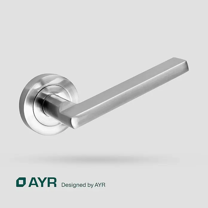AYR Conjunto de picaporte -  - Primer plano de una moderna manija de puerta AYR en metal cepillado.