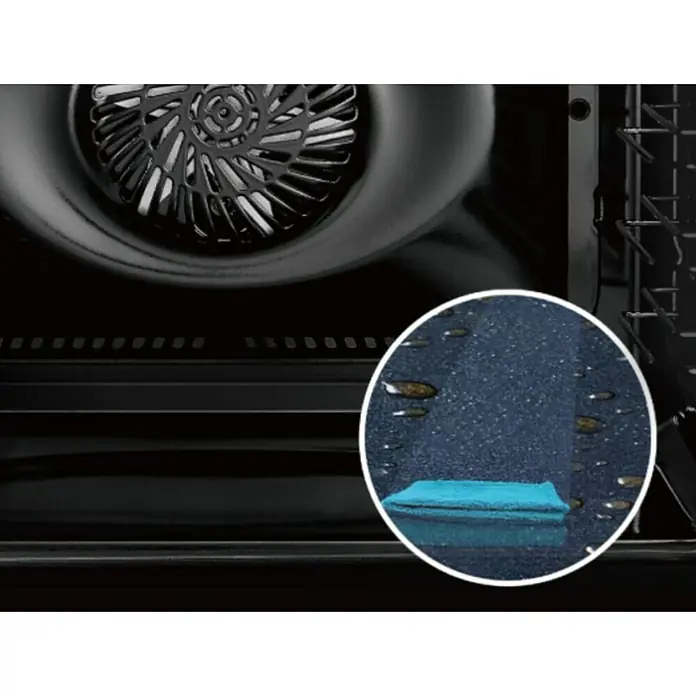Corberó Horno empotrado CCHMD805N - Volumen horno: 70 l - Primer plano del interior de un horno con un paño de limpieza en la parte inferior. ¡Perfecto para la autolimpieza!