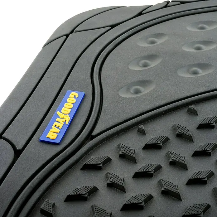Goodyear Juego de alfombrillas para coche - 3 pzs., Negro - Primer plano de una alfombrilla negra de suelo Goodyear con un diseño antideslizante para el interior de un coche.