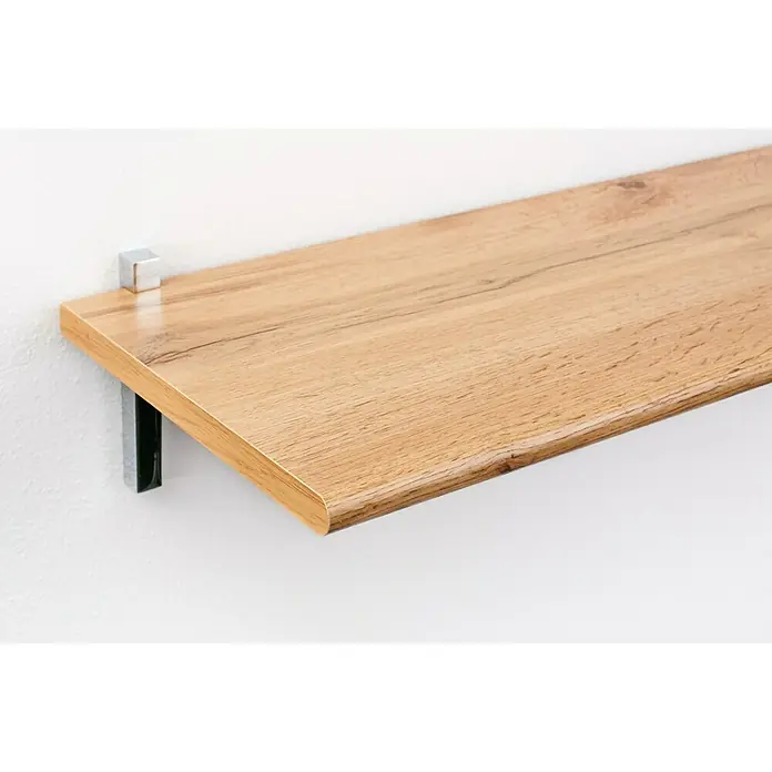 Format Regalboden JokerL x B x H: 90 x 28 x 1,8 cm, Wildeiche - Nahaufnahme eines schwebenden Holzregals mit Metallelementen an einer weißen Wand.