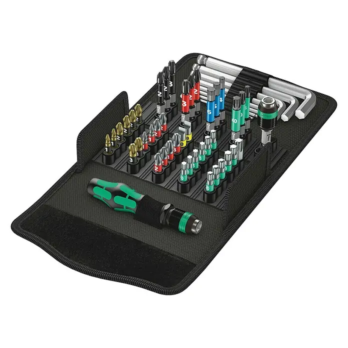 Wera Kraftform Kompakt Werkzeug-Set Kraftform Kompakt 100 - 52 -tlg. - Ein Wera Schraubendrehersatz in einer schwarzen Tasche, inklusive einer Vielzahl von Bits und Schraubenschlüsseln.