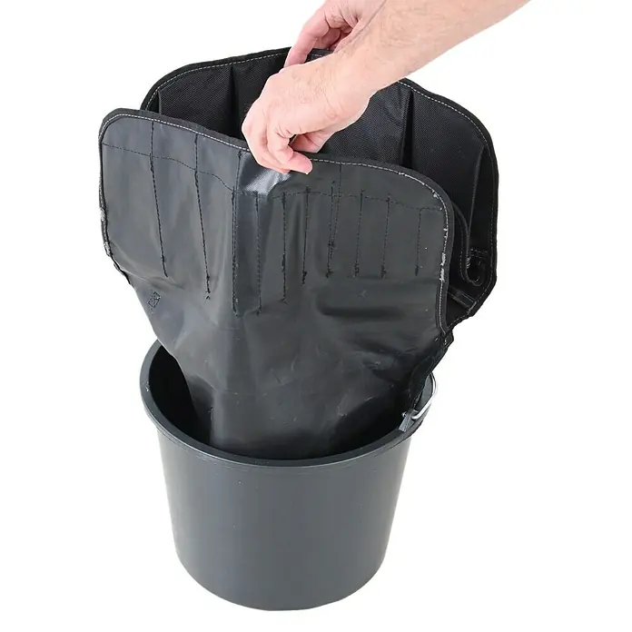 Hepco & Becker Werkzeugtasche Polytex 5860 Eimertasche - Nylon - Das Bild zeigt einen schwarzen Eimer mit einem schwarzen Werkzeugorganisator, der an der Innenseite befestigt ist. Eine Hand hält den Organzier.