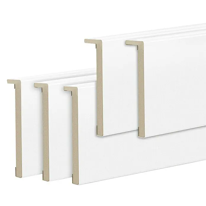 Pack puerta acristalada KNP - 82,5 x 203 cm, Derecha, Blanco - La imagen muestra un primer plano de zócalos blancos apilados, ofreciendo una estética moderna. Perfecto para diseño de interiores y acabados.