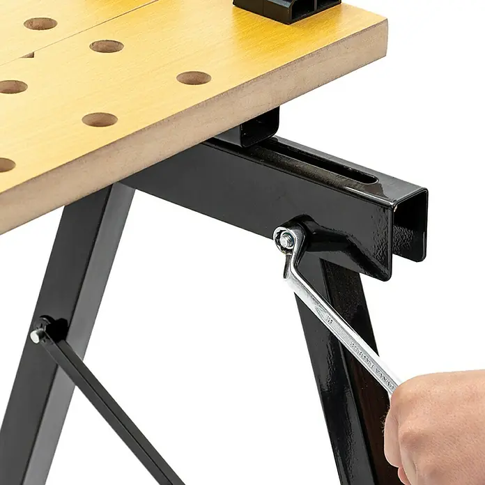Alpha Tools Doppelringschlüssel-Satz - 8 -tlg. - Nahaufnahme einer Werkbank, bei der eine Person mit einem Schraubenschlüssel eine Schraube anzieht, um die Stabilität zu gewährleisten.