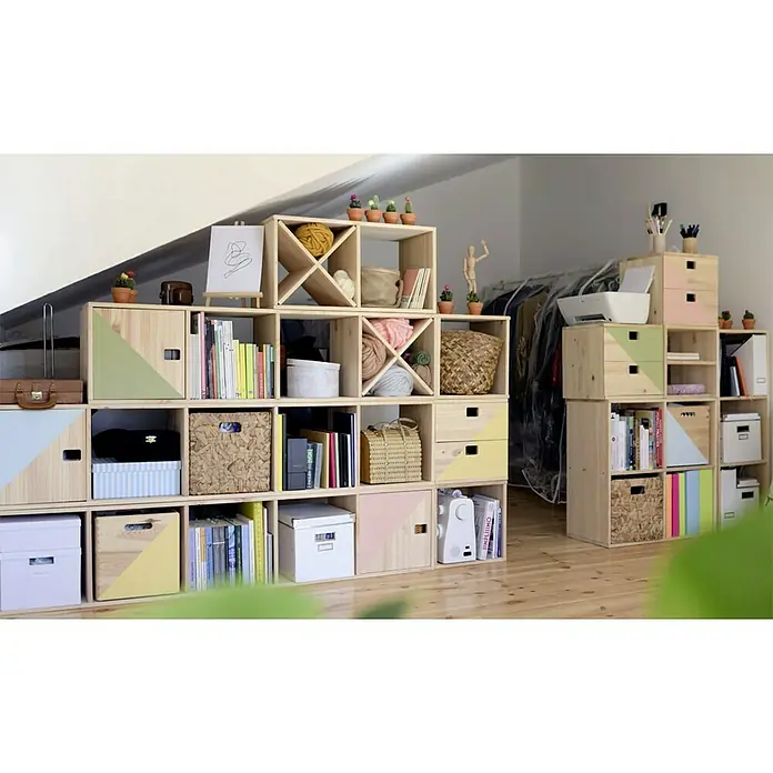 Astigarraga Dinamic Holzregal - H x B x T: 140 x 36,2 x 33 cm, Traglast pro Boden: 50 kg, Anzahl Böden: 4 Stk., Schrauben, Natur - Ein helles Wohnzimmer mit einem stilvollen, modularen Regalsystem aus Naturholz, das mit Büchern, Körben und dekorativen Elementen gefüllt ist.
