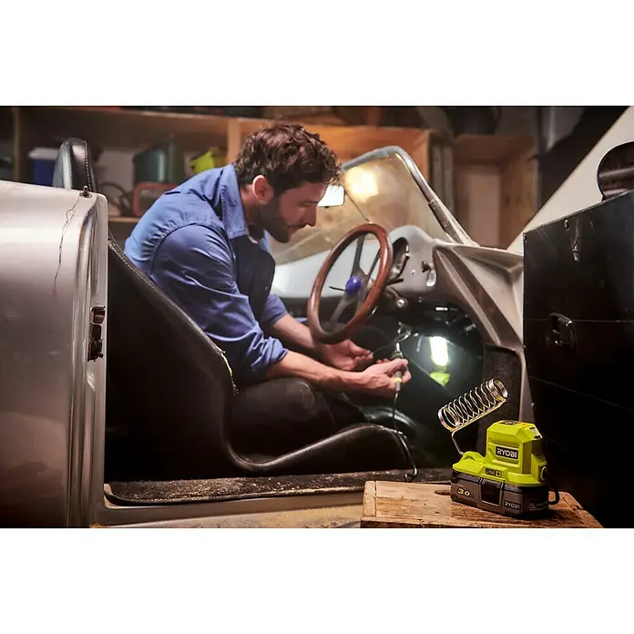 Ryobi ONE+ Soldador de puntos de batería R18SOI-0 - Apto para: Soldaduras finas - Un soldador inalámbrico Ryobi se está utilizando en un garaje para reparar el salpicadero de un coche antiguo.