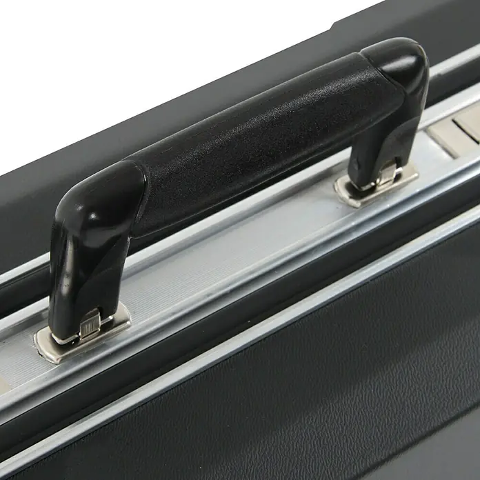 Hepco & Becker Werkzeugkoffer Budget 5043 - L x B: 360 x 490 mm, Höhe: 200 mm, Material: ABS - Nahaufnahme eines schwarzen Koffergriffs aus Kunststoff mit silberfarbenen Akzenten, der auf einem schwarzen Koffer befestigt ist.