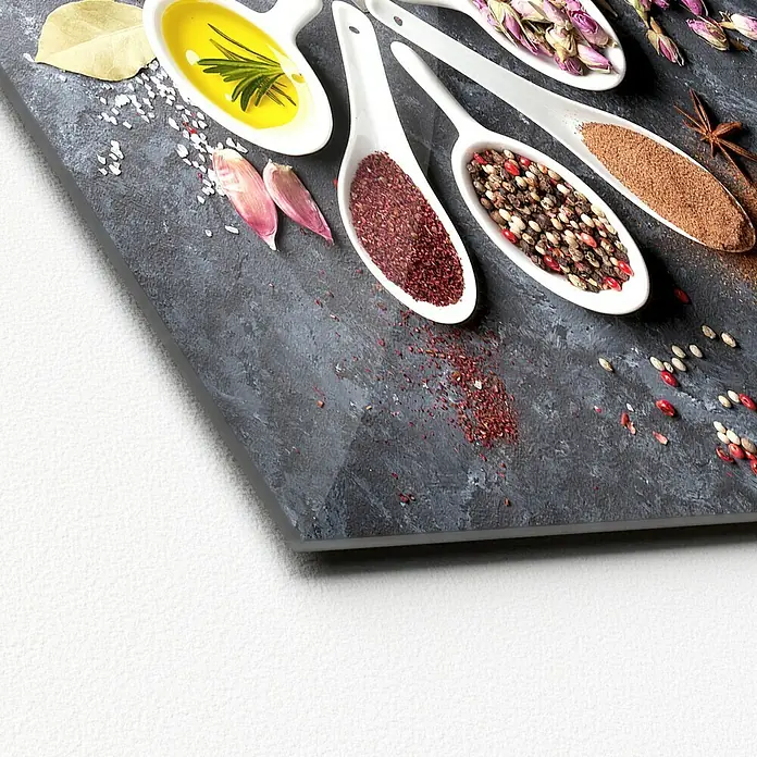 ProArt Glasbild - Spicery I, B x H: 30 x 30 cm - Aufsicht auf dekorative Gewürze in weißen Löffeln auf dunklem Untergrund.
