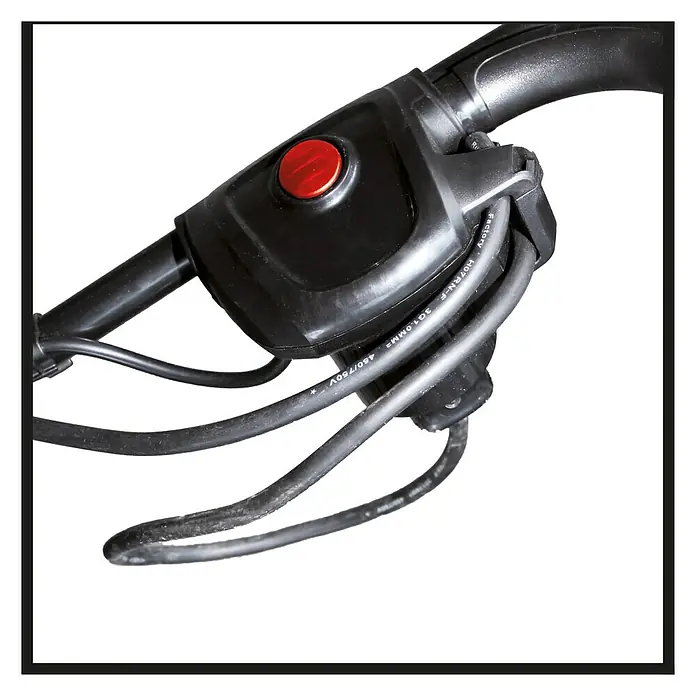 Einhell Elektro-Rasenmäher GC-EM 1030/1 - 1.000 W, Schnittbreite: 30 cm - Nahaufnahme des schwarzen Lenkers mit rotem Knopf und Kabeln, die für Elektrogeräte typisch sind.
