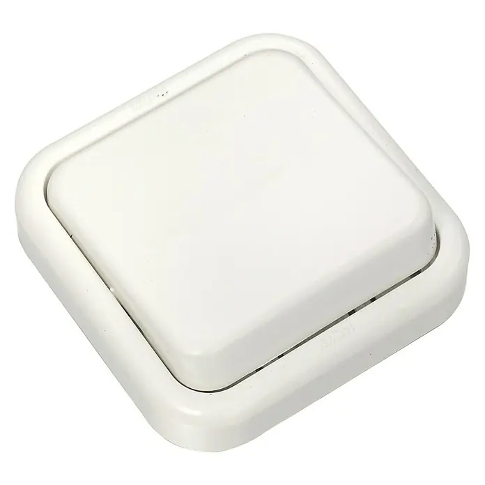 Fontini Kristal Conmutador - Blanco, Montaje en superficie - Primer plano de un interruptor de luz cuadrado blanco sobre un fondo negro.