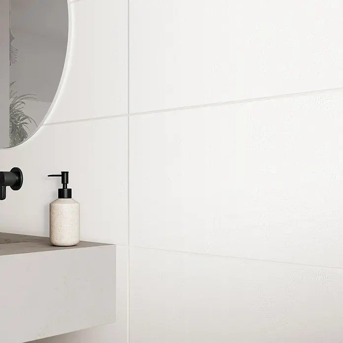 DryTile Wandfliese Palazzo Strukturiert Plast - 30 x 60 cm, Weiß, Matt - Badezimmer-Szene mit runden Spiegeln, Waschbecken und stilvollen Wandfliesen, die ein modernes Design präsentieren.