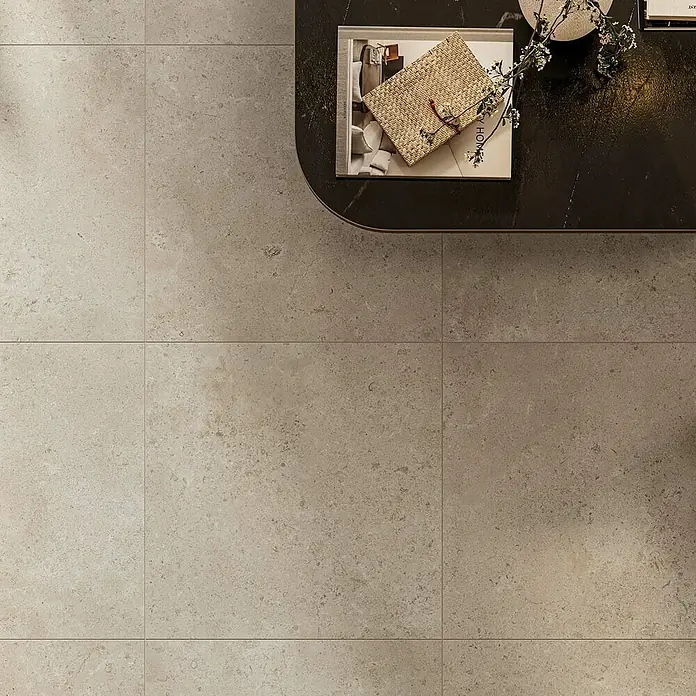 Atlas Concorde Solution Feinsteinzeugfliese Lunastone - 60 x 60 cm, Ash, Matt - Großformatige, keramische Bodenfliesen in Beige, die einen eleganten und modernen Look erzeugen und für stilvolle Wohnräume ideal sind.