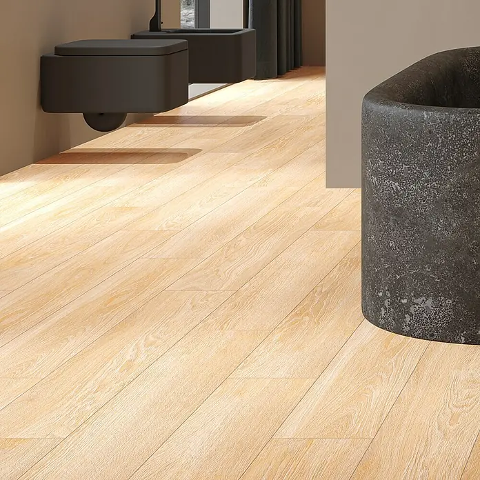 Feinsteinzeugfliese Mersin - 19,3 x 120,2 cm, Sand, Matt - Ein modernes Badezimmer mit hellen Holzböden und dunklen, minimalistischen Sanitärobjekten. Das Design strahlt Ruhe und Eleganz aus.