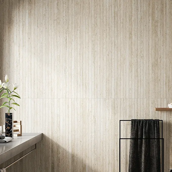 Atlas Concorde Solution Mosaikfliese Pompei Bianco Romano - Weiß, Matt - Beige Wandfliesen mit vertikaler Maserung und matten Finish im Badezimmer für ein elegantes und modernes Ambiente.