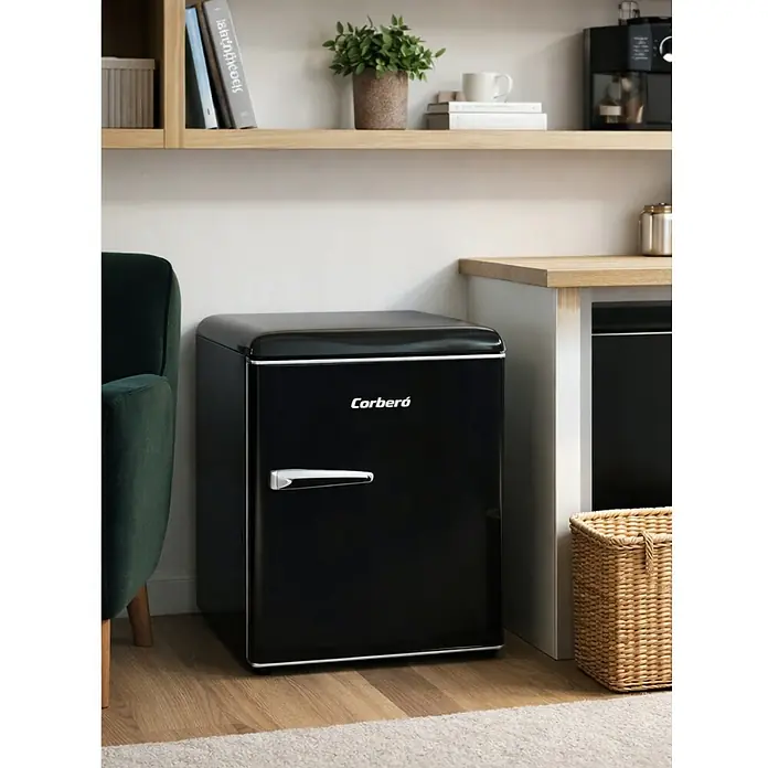 Corberó Frigorífico CFGMB45RN - Contenido útil total: 45 l, 53,4 cm x 44,7 cm x 55,5 mm, Negro - Aquí se muestra un mini-frigorífico negro compacto de Corberó con detalles cromados, ideal para espacios pequeños o como elemento decorativo.