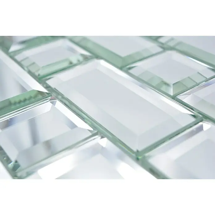 Mosaikfliese Mirror Metro XSPM 05 - 29,8 x 29,8 cm, Spiegel, Glänzend - Nahaufnahme von rechteckigen Glasfliesen mit abgeschrägten Kanten, die ein elegantes und modernes Design für Innenräume bieten.