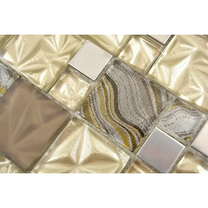Mosaikfliese Crystal Mix XCM NIKO40 - 30 x 30 cm, Beige/Braun, Glänzend - Nahaufnahme der schimmernden Oberfläche von Mosaikfliesen mit goldenen, silbernen und neutralen Farbtönen, die ein luxuriöses Designelement zeigen.