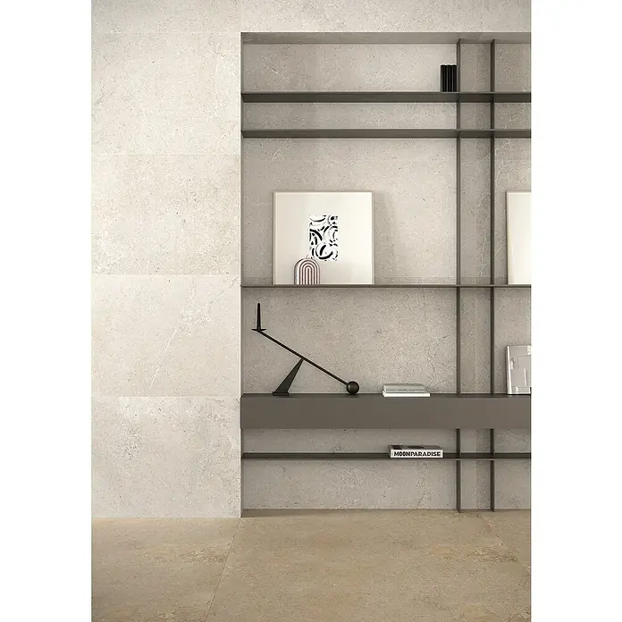 RAK Ceramics Feinsteinzeugfliese Valdi - 60 x 120 cm, Light Grey, Matt - Stilvolle Wandgestaltung mit hellen Fliesen und integriertem Regal mit Dekorationselementen. Elegantes Design für moderne Innenräume.