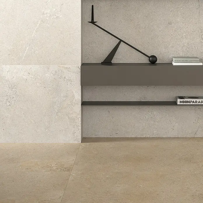 RAK Ceramics Feinsteinzeugfliese Valdi - 60 x 120 cm, Light Grey, Matt - Ein Arrangement aus Fliesen mit sanften Farben und Texturen, ergänzt durch eine minimalistische Dekoration und Regale.