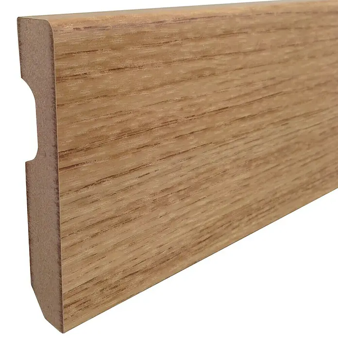 Rufete Rodapié de melamina - 224 cm x 14 mm x 70 mm, Efecto madera, Roble, 5 ud. - Vista detallada de un zócalo de madera marrón claro con una ranura en la parte posterior.