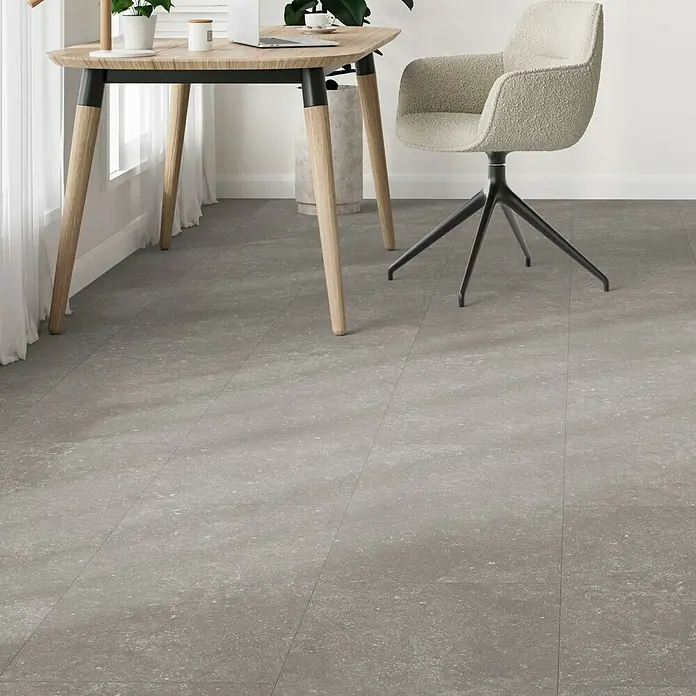 Parador Designboden Modular One - Granit grau, Landhausdiele, 853 x 400 x 8 mm - Ansicht eines modernen Büros mit einem Schreibtisch, einem Stuhl und einem grauen Bodenbelag, der dem Raum einen eleganten Touch verleiht.