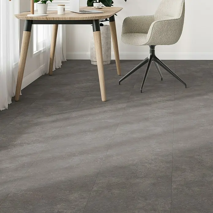 Parador Designboden Modular One - Stein Atlas schattengrau, Landhausdiele, 853 x 400 x 8 mm - Ein grauer Bodenbelag aus Vinylfliesen mit einer strukturierten Oberfläche verleiht dem Raum eine moderne und elegante Note.