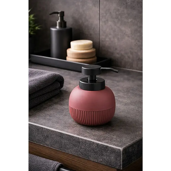 Spirella Gino Dosificador de jabón - Plástico (ABS), Berry - Primer plano elegante de un dispensador de jabón rosa con un cabezal de bomba negro, sobre una encimera gris en un baño.