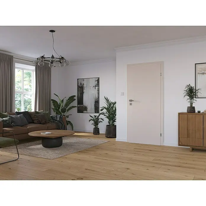Classen PL Türzarge Garda - 985 x 1.985 mm, Wandstärke: 260 mm, DIN Anschlag: Rechts, Kaschmir - Wohnzimmer mit hellem Holzboden, braunem Sofa und moderner Pendelleuchte. Der Raum wirkt einladend und gemütlich.