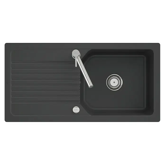 Villeroy & Boch Einbauspüle Linara - 100 x 51 cm, Keramik, Schwarz - Nahaufnahme einer Villeroy & Boch Spüle mit Abtropffläche und Edelstahlarmatur, die ein modernes Design und Funktionalität vereint.