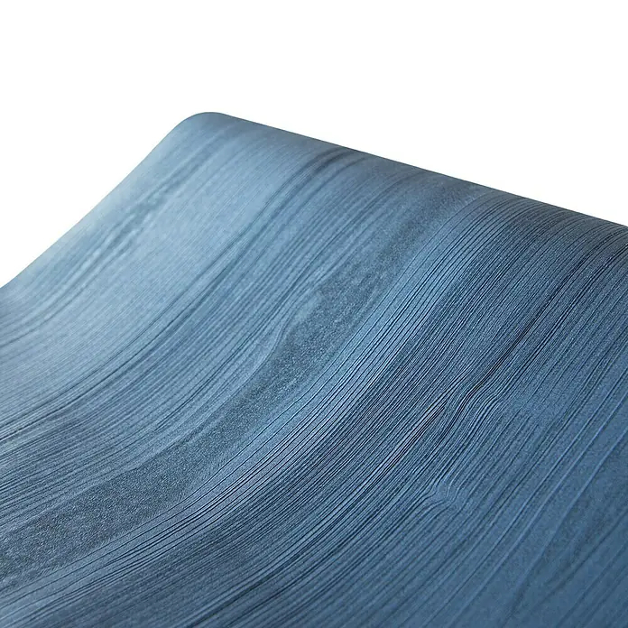 D-c-fix Lámina efecto madera Quadro - 150 x 67,5 cm, Azul noche, Autoadhesivo - Primer plano de un rollo de papel azul ondulado y texturizado sobre un fondo negro, destacando la textura y el color.
