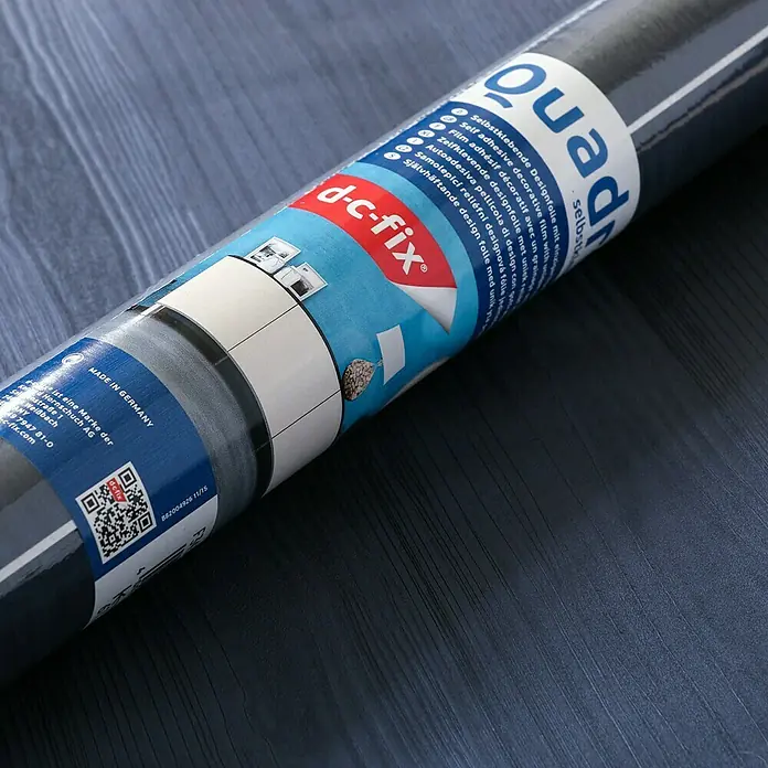 D-c-fix Lámina efecto madera Quadro - 150 x 67,5 cm, Azul noche, Autoadhesivo - Primer plano de un rollo de película de diseño autoadhesiva d-c-fix Quad en color oscuro.