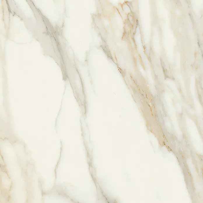 Feinsteinzeugfliese Infinity Calacatta - 60 x 120 cm, Weiß/Gold, Seidenmatt - Elegante Marmorstruktur mit goldenen und grauen Adern auf beigem Grund. Ideal für luxuriöse Innenräume und hochwertige Designs.