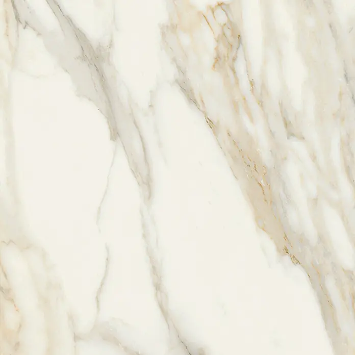 Feinsteinzeugfliese Infinity Calacatta - 60 x 120 cm, Weiß/Gold, Glänzend - Elegante Marmorplatte in Cremeweiß mit zarten Goldakzenten. Perfekt für luxuriöse Innenraumgestaltungen und stilvolle Akzente.